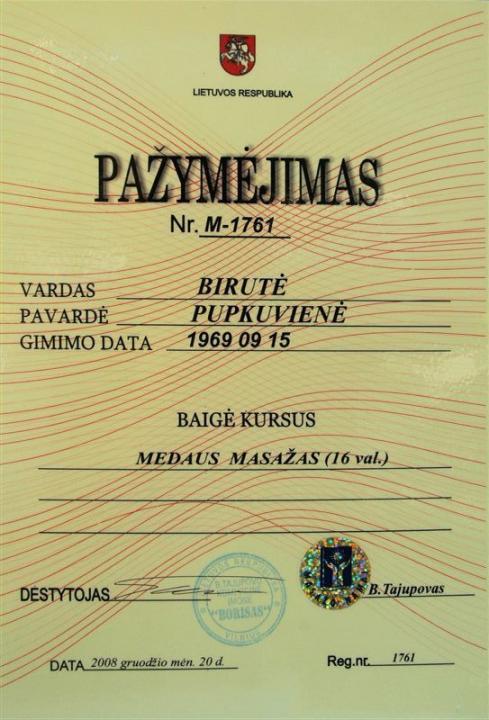 Masažuotoja- medikė, turi sertifikatus.